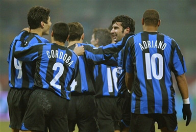 惊险！曲靖一疯牛失控闯入街道，受惊后仍在路面上狂奔……