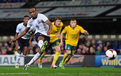 [国内足球]冯博轩横传中路 张玉宁包抄打门得手